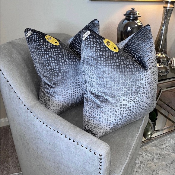 1-NWT CALLISTO HOME DECORATIVE PILLOW (please read
Description for details) - Picture 9 of 11